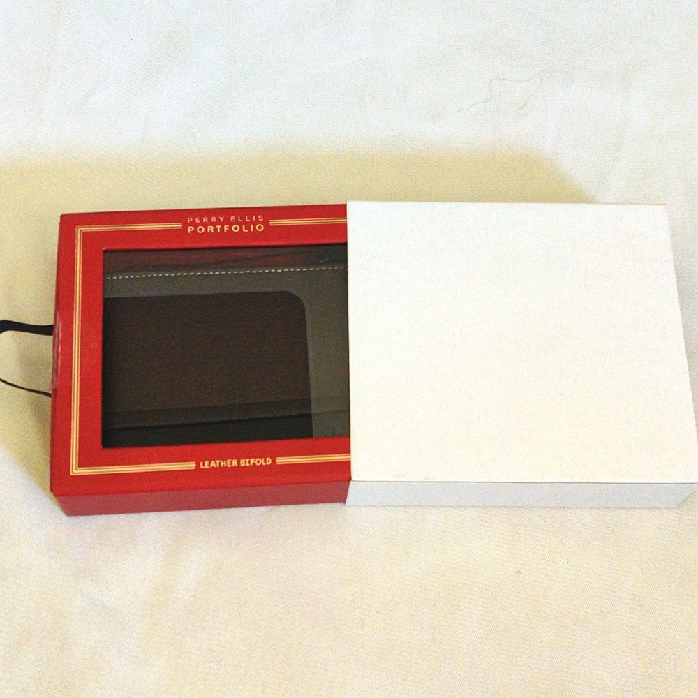 PERRY ELLIS PORTFOLIO WALLET